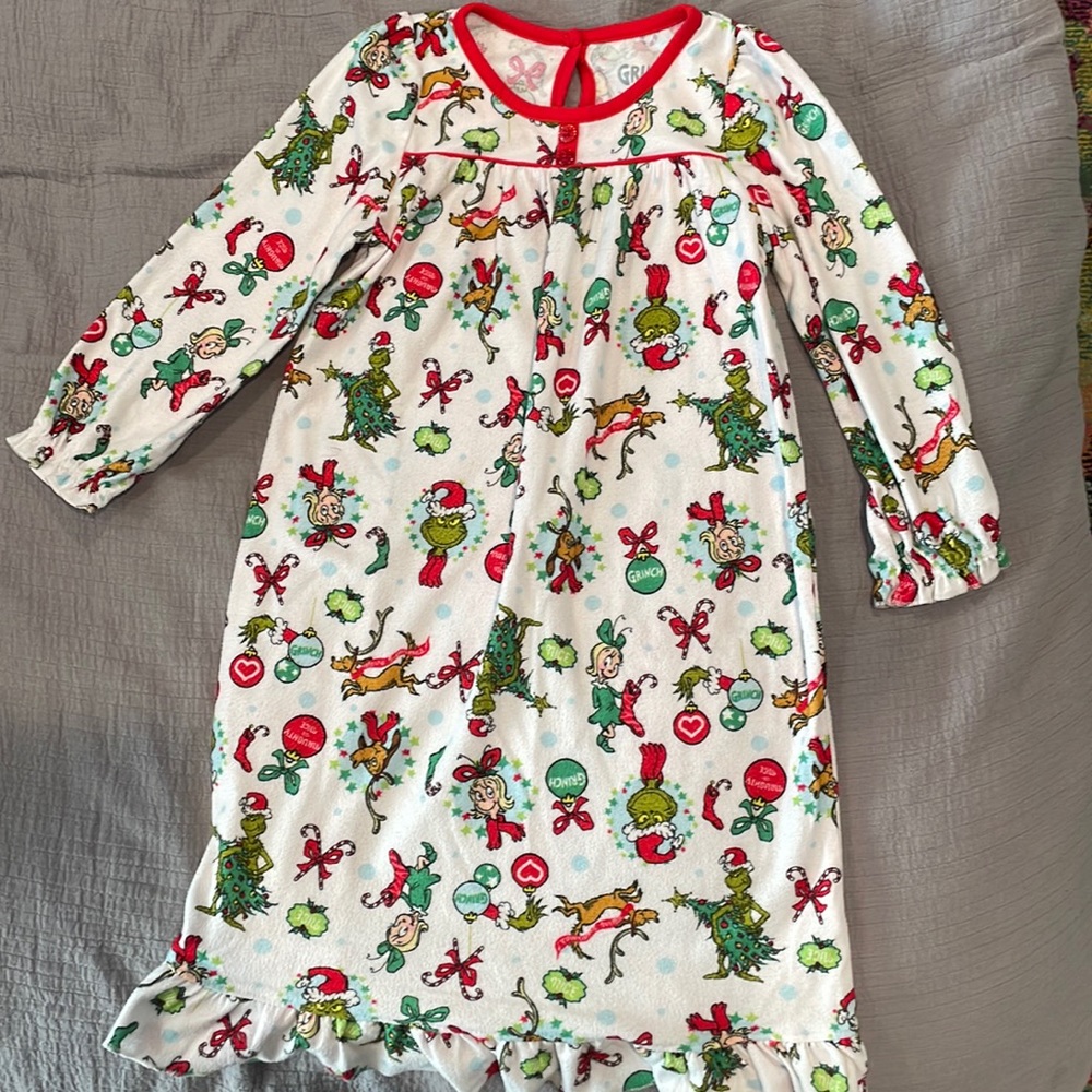 Super cute grinch nightgown